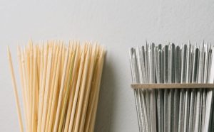 Spiedini di legno per barbecue sicuri ed economici con certificazioni FSC e ISO dai produttori leader cinesi