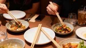 Bambù leader mondiale per bacchette monouso con il 68% di quota grazie a resistenza e sostenibilità